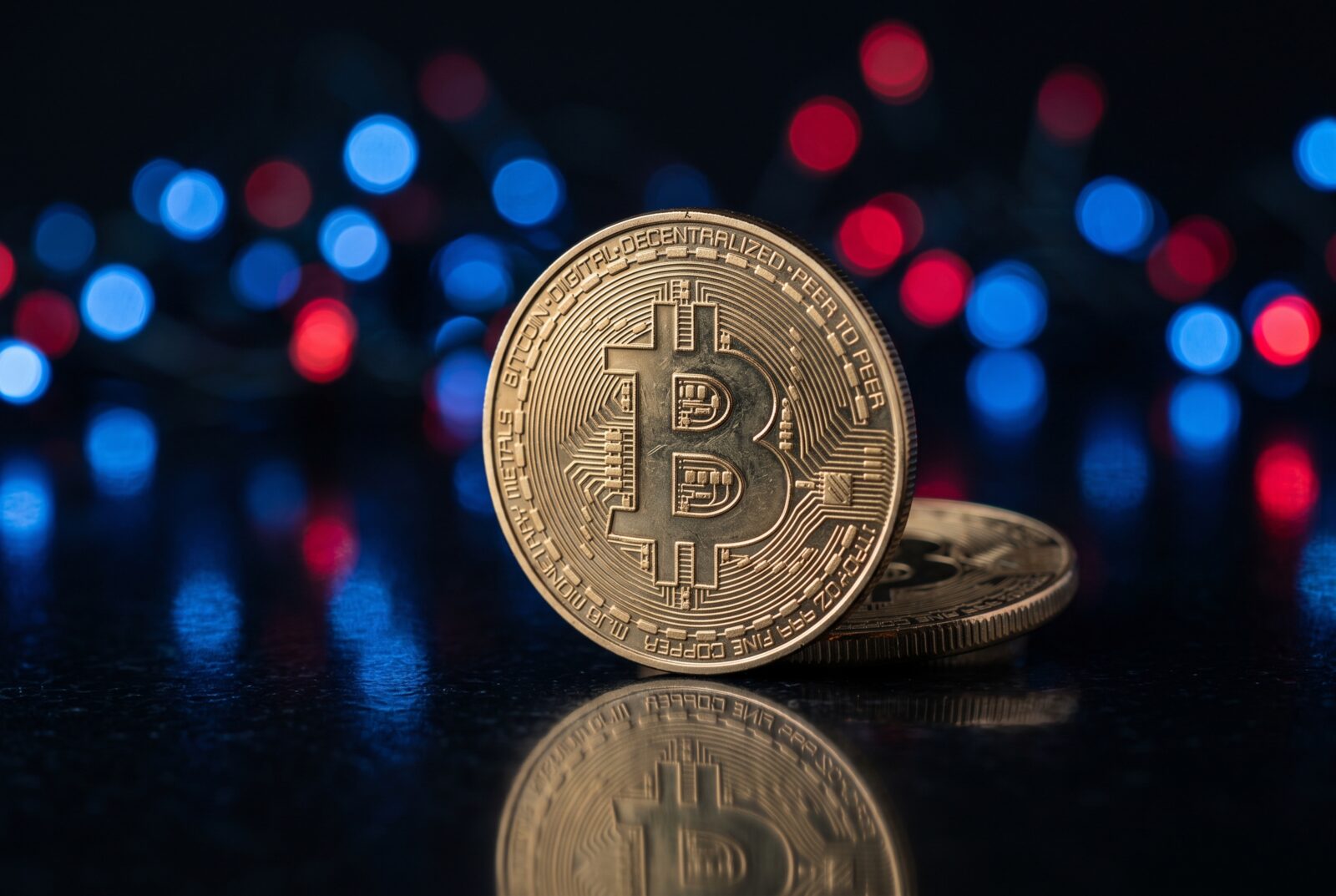 Pièce de bitcoin sur une surface sombre