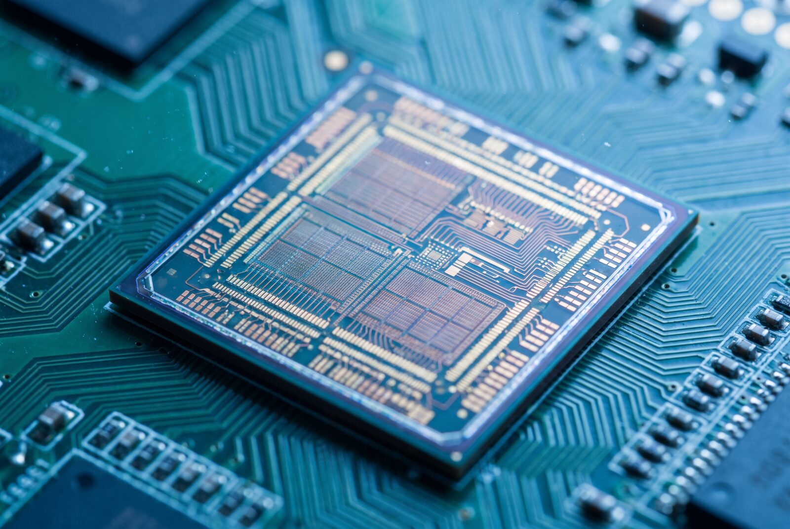 Puce semi-conductrice sur un circuit imprimé